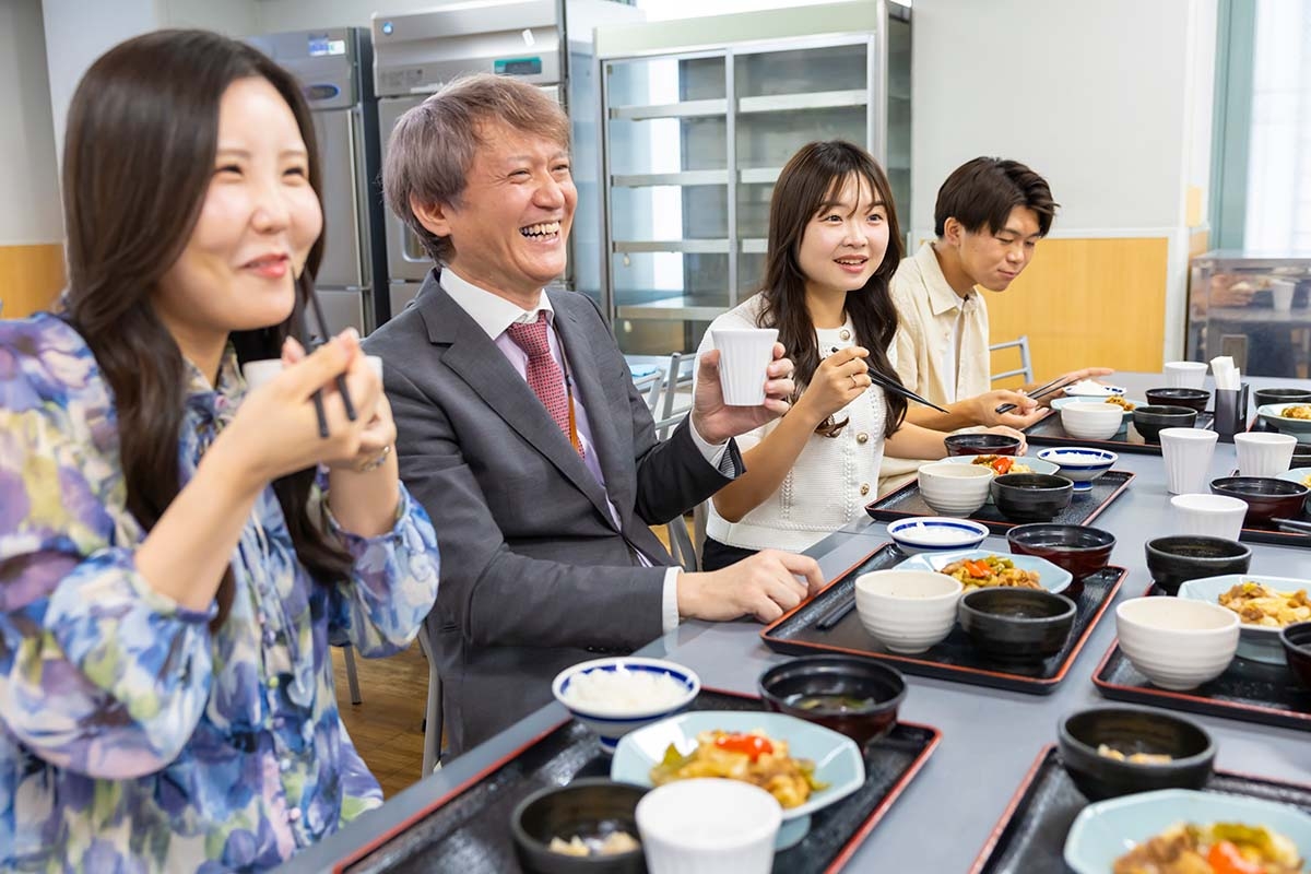 食堂で食事をする生徒達